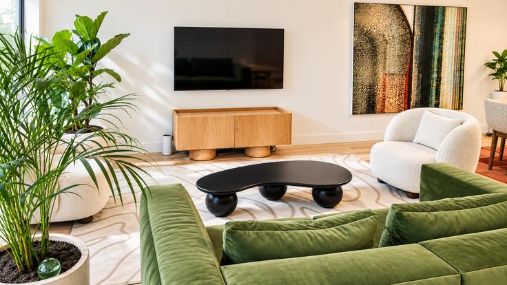 Elegant gestaltetes Wohnzimmer mit moderner Einrichtung in einer Wohnung im Building Rua da Alegria - tripwix-vacation-rentals-sa - 1638185 in Santo António, Lisbon Elegant gestaltetes Wohnzimmer mit moderner Einrichtung in einer Wohnung im Building Rua da Alegria - tripwix-vacation-rentals-sa - 1638185 in Santo António, Lisbon