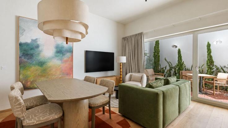 Salle de séjour élégante avec mobilier moderne dans un appartement à Building Rua da Alegria - tripwix-vacation-rentals-sa - 1634716 à Santo António, Lisbon Salle de séjour élégante avec mobilier moderne dans un appartement à Building Rua da Alegria - tripwix-vacation-rentals-sa - 1634716 à Santo António, Lisbon