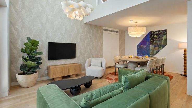 Elegant gestaltetes Wohnzimmer mit moderner Einrichtung in einer Wohnung im Building Rua da Alegria - tripwix-vacation-rentals-sa - 1634713 in Santo António, Lisbon
