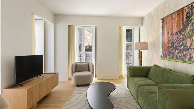 Salle de séjour élégante avec mobilier moderne dans un appartement à Building Rua da Alegria - tripwix-vacation-rentals-sa - 1634714 à Santo António, Lisbon Salle de séjour élégante avec mobilier moderne dans un appartement à Building Rua da Alegria - tripwix-vacation-rentals-sa - 1634714 à Santo António, Lisbon