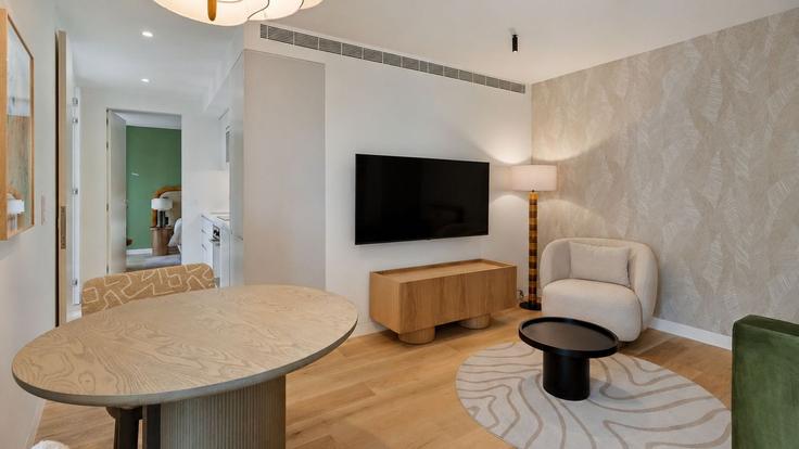Salle de séjour élégante avec mobilier moderne dans un appartement à Building Rua da Alegria - tripwix-vacation-rentals-sa - 1634719 à Santo António, Lisbon Salle de séjour élégante avec mobilier moderne dans un appartement à Building Rua da Alegria - tripwix-vacation-rentals-sa - 1634719 à Santo António, Lisbon