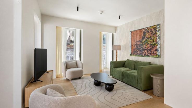 Sala de estar elegantemente projetada com móveis modernos em um apartamento no Building Rua da Alegria - tripwix-vacation-rentals-sa - 1634718 em Santo António, Lisbon Sala de estar elegantemente projetada com móveis modernos em um apartamento no Building Rua da Alegria - tripwix-vacation-rentals-sa - 1634718 em Santo António, Lisbon