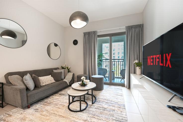 Salle de séjour élégante avec mobilier moderne dans un appartement à Building Town Square Zahra 2B - trophy-stays - 1585921 à Al Yalayis 2, Dubai Salle de séjour élégante avec mobilier moderne dans un appartement à Building Town Square Zahra 2B - trophy-stays - 1585921 à Al Yalayis 2, Dubai