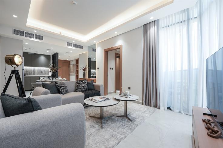 Salle de séjour élégante avec mobilier moderne dans un appartement à Building Cloud Tower - trophy-stays - 1585850 à Al Barsha South Fifth, Dubai Salle de séjour élégante avec mobilier moderne dans un appartement à Building Cloud Tower - trophy-stays - 1585850 à Al Barsha South Fifth, Dubai