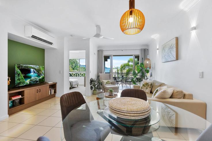 Elegante sala de estar con mobiliario moderno en un apartamento en Building Gregory Street - tropical-stays-cairns - 1604356 en Westcourt, Cairns Elegante sala de estar con mobiliario moderno en un apartamento en Building Gregory Street - tropical-stays-cairns - 1604356 en Westcourt, Cairns