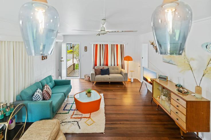 Elegant gestaltetes Wohnzimmer mit moderner Einrichtung in einer Wohnung im Building Helmet Street - tropical-stays-cairns - 1604018 in Port Douglas, Port Douglas Elegant gestaltetes Wohnzimmer mit moderner Einrichtung in einer Wohnung im Building Helmet Street - tropical-stays-cairns - 1604018 in Port Douglas, Port Douglas