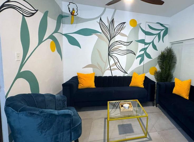 Salle de séjour élégante avec mobilier moderne dans un appartement à Building Calle María Moczo - tropicalia - 1642816 à Santurce, San Juan