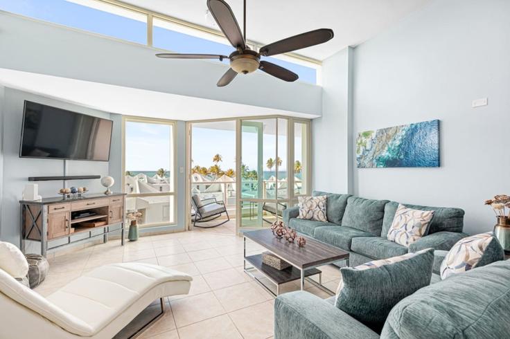 Elegante sala de estar con mobiliario moderno en un apartamento en Building Puerto Rico 187 - tropicalia - 1642840 en Río Grande, Río Grande