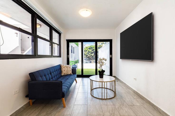 Salle de séjour élégante avec mobilier moderne dans un appartement à Building Calle Luisa - tropicalia - 1642867 à Santurce, San Juan