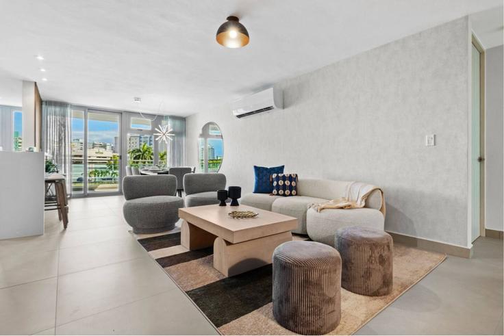 Salle de séjour élégante avec mobilier moderne dans un appartement à Building Calle Marginal Villamar - tropicalia - 1697901 à Cangrejo Arriba, Carolina Salle de séjour élégante avec mobilier moderne dans un appartement à Building Calle Marginal Villamar - tropicalia - 1697901 à Cangrejo Arriba, Carolina
