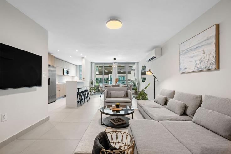 Salle de séjour élégante avec mobilier moderne dans un appartement à Building Calle Marginal Villamar - tropicalia - 1697900 à Cangrejo Arriba, Carolina Salle de séjour élégante avec mobilier moderne dans un appartement à Building Calle Marginal Villamar - tropicalia - 1697900 à Cangrejo Arriba, Carolina