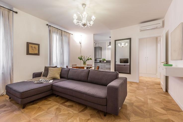 Elegante sala de estar con mobiliario moderno en un apartamento en Building Fondamenta Narisi - trulyvenice - 1352360 en Venice, Venice