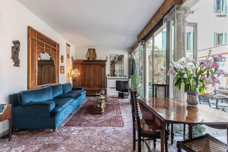 Elegante sala de estar con mobiliario moderno en un apartamento en Building Calle Renier - trulyvenice - 1352354 en Venice, Venice