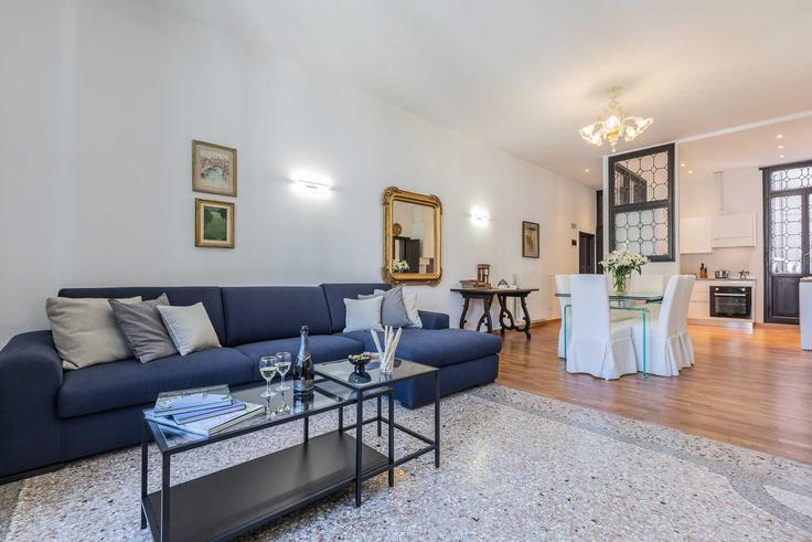Elegante sala de estar con mobiliario moderno en un apartamento en Building Fondamenta Narisi - trulyvenice - 1352359 en Venice, Venice