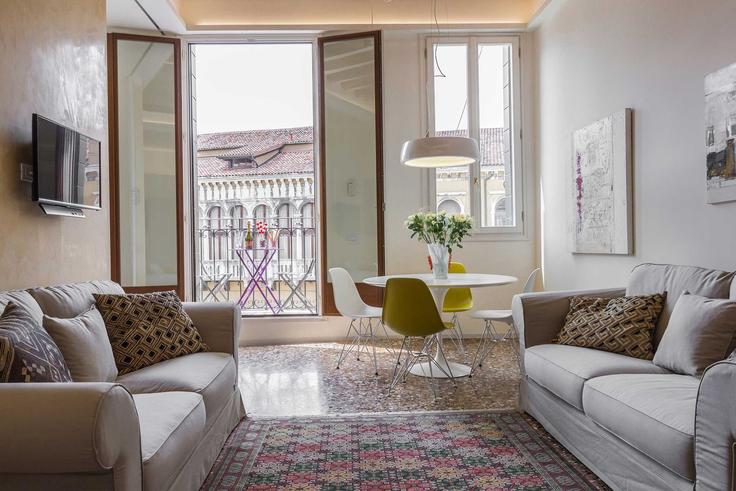 Elegante sala de estar con mobiliario moderno en un apartamento en Building Campo Santo Stefano - trulyvenice - 1352353 en Venice, Venice