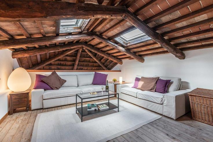 Elegante sala de estar con mobiliario moderno en un apartamento en Building Fondamenta Narisi - trulyvenice - 1352358 en Venice, Venice
