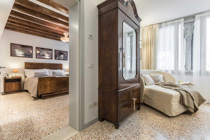 Elegante sala de estar con mobiliario moderno en un apartamento en Building Salizada Santa Giustina - trulyvenice - 1352361 en Venice, Venice