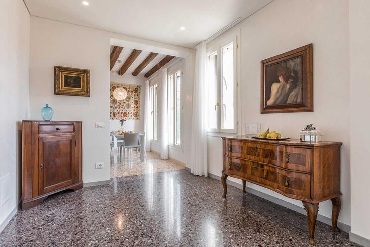 Elegante sala de estar con mobiliario moderno en un apartamento en Building Fondamenta Bonlini - trulyvenice - 1352362 en Venice, Venice Elegante sala de estar con mobiliario moderno en un apartamento en Building Fondamenta Bonlini - trulyvenice - 1352362 en Venice, Venice