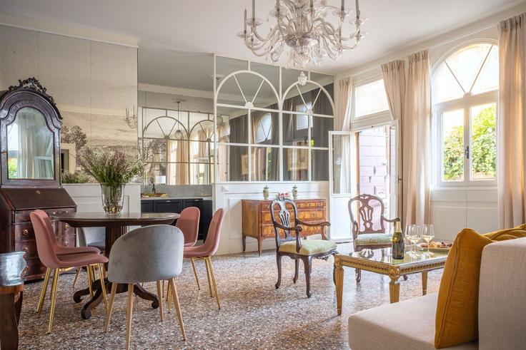 Elegante sala de estar con mobiliario moderno en un apartamento en Building San Marco - trulyvenice - 1352363 en Venice, Venice