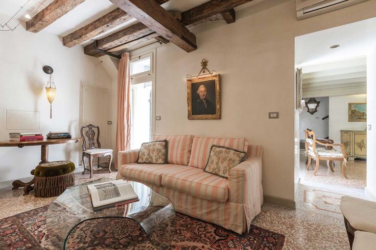 Elegante sala de estar con mobiliario moderno en un apartamento en Building Ramo dei Cerchieri - trulyvenice - 1352377 en Venice, Venice
