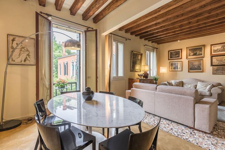 Elegante sala de estar con mobiliario moderno en un apartamento en Building Campiello Malipiero - trulyvenice - 1352381 en Venice, Venice