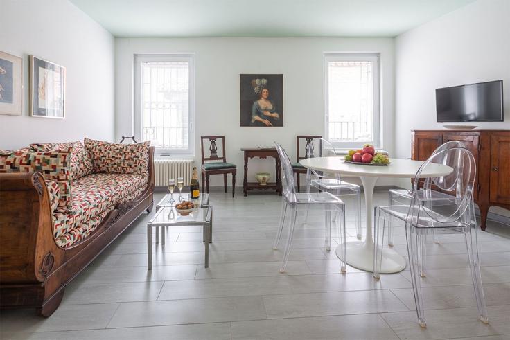 Elegante sala de estar con mobiliario moderno en un apartamento en Building Ramo ai Incurabili - trulyvenice - 1352378 en Venice, Venice