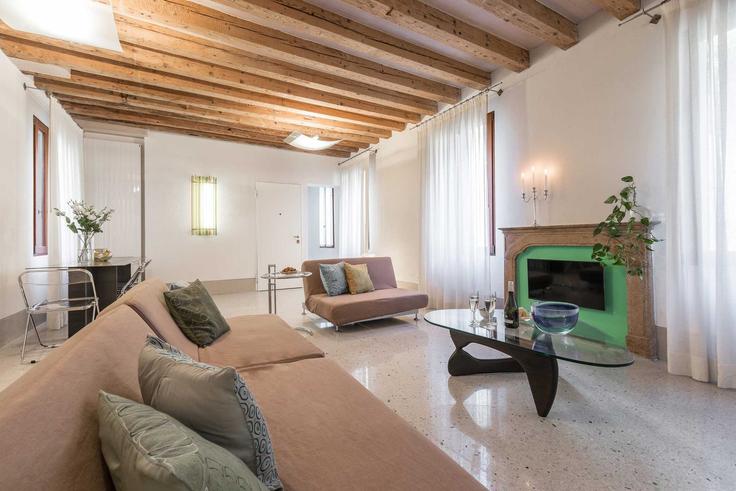 Elegante sala de estar con mobiliario moderno en un apartamento en Building Calle de la Passion - trulyvenice - 1352392 en Venice, Venice