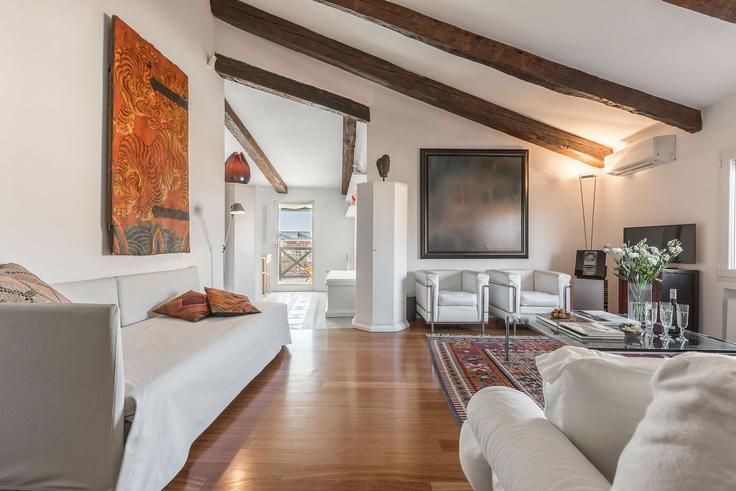 Salle de séjour élégante avec mobilier moderne dans un appartement à Building Calle del Traghetto Vecchio - trulyvenice - 1352393 à Venice, Venice Salle de séjour élégante avec mobilier moderne dans un appartement à Building Calle del Traghetto Vecchio - trulyvenice - 1352393 à Venice, Venice