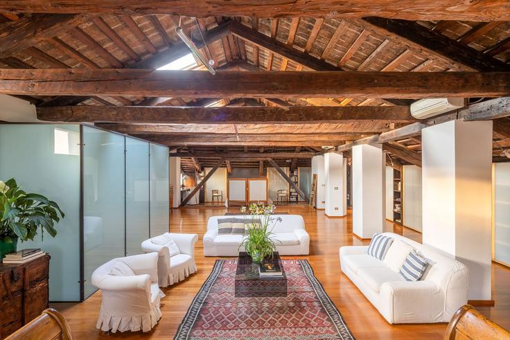 Elegante sala de estar con mobiliario moderno en un apartamento en Building Calle Pesaro - trulyvenice - 1352369 en Venice, Venice