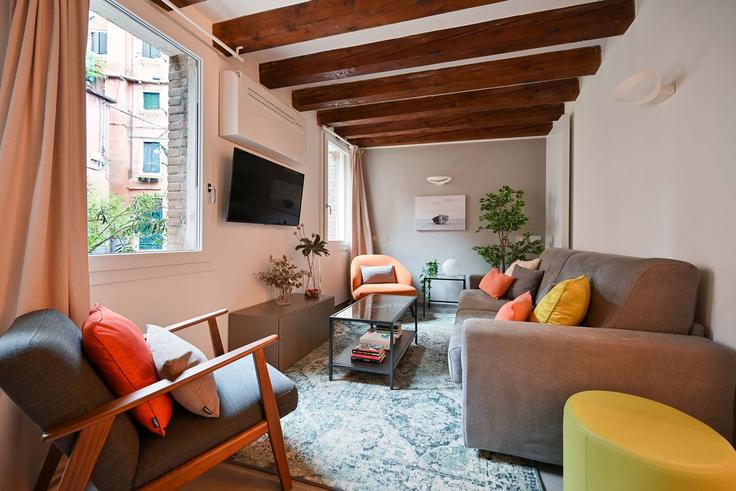 Elegante sala de estar con mobiliario moderno en un apartamento en Building Calle dei Orbi - trulyvenice - 1352368 en Venice, Venice