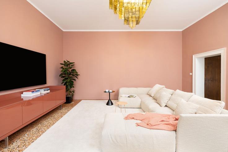 Elegante sala de estar con mobiliario moderno en un apartamento en Building Fondamenta Soranzo Detta de la Fornace - trulyvenice - 1352373 en Venice, Venice