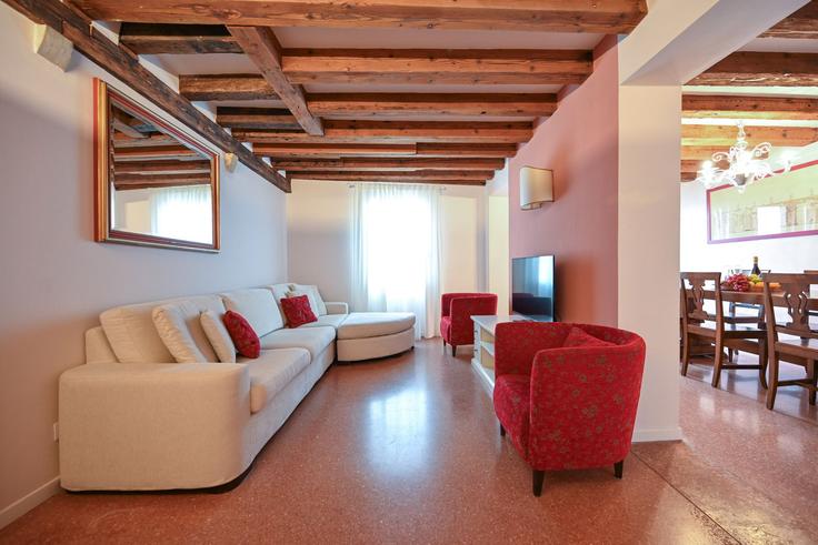 Elegante sala de estar con mobiliario moderno en un apartamento en Building Fondamenta Zattere Ai Saloni - trulyvenice - 1352386 en Venice, Venice
