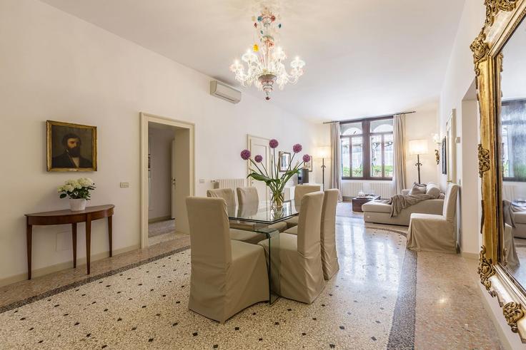 Elegante sala de estar con mobiliario moderno en un apartamento en Building Fondamenta Narisi - trulyvenice - 1352391 en Venice, Venice