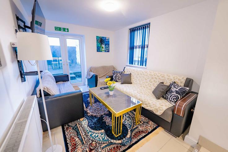 Elegant gestaltetes Wohnzimmer mit moderner Einrichtung in einer Wohnung im Building Lyndhurst Street - trusted-home-managements-ltd - 1610294 in Riverside, Cardiff Elegant gestaltetes Wohnzimmer mit moderner Einrichtung in einer Wohnung im Building Lyndhurst Street - trusted-home-managements-ltd - 1610294 in Riverside, Cardiff