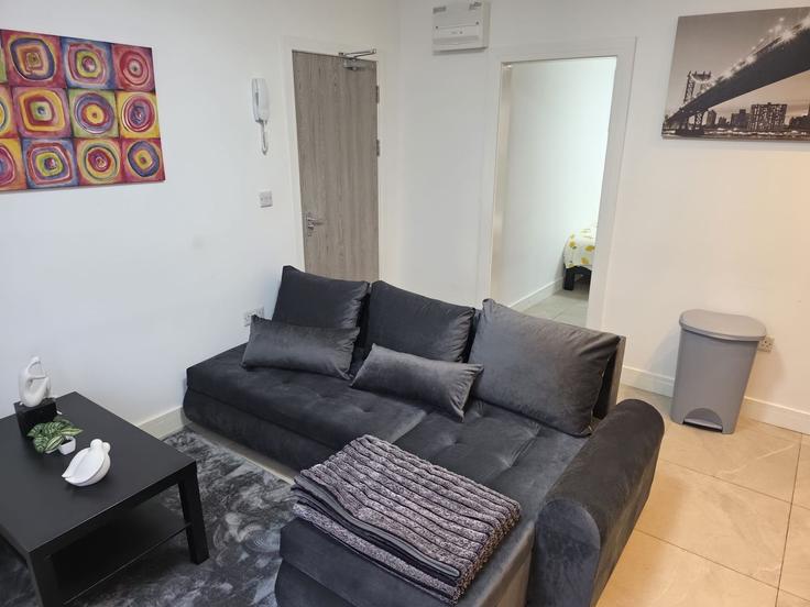 Elegante sala de estar con mobiliario moderno en un apartamento en Building Kincraig Street - trusted-home-managements-ltd - 1610292 en Roath, Cardiff Elegante sala de estar con mobiliario moderno en un apartamento en Building Kincraig Street - trusted-home-managements-ltd - 1610292 en Roath, Cardiff