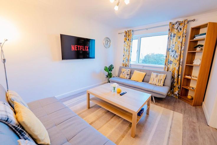 Salle de séjour élégante avec mobilier moderne dans un appartement à Building Coed-Y-Gores - trusted-home-managements-ltd - 1610259 à Llanedeyrn, Cardiff Salle de séjour élégante avec mobilier moderne dans un appartement à Building Coed-Y-Gores - trusted-home-managements-ltd - 1610259 à Llanedeyrn, Cardiff