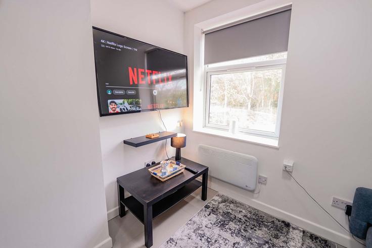 Elegante sala de estar con mobiliario moderno en un apartamento en Building Colum Place - trusted-home-managements-ltd - 1610258 en Cathays, Cardiff Elegante sala de estar con mobiliario moderno en un apartamento en Building Colum Place - trusted-home-managements-ltd - 1610258 en Cathays, Cardiff