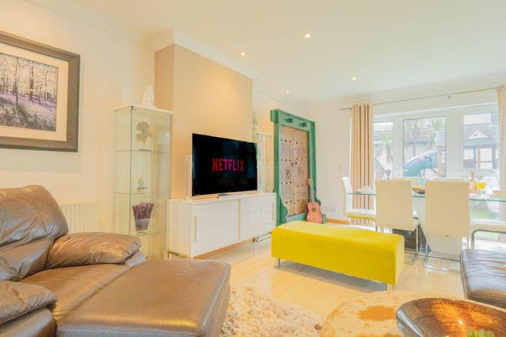 Salle de séjour élégante avec mobilier moderne dans un appartement à Building Heathwood Road - trusted-home-managements-ltd - 1610232 à Heath, Cardiff Salle de séjour élégante avec mobilier moderne dans un appartement à Building Heathwood Road - trusted-home-managements-ltd - 1610232 à Heath, Cardiff