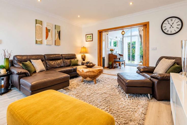 Elegante sala de estar con mobiliario moderno en un apartamento en Building Heathwood Road - trusted-home-managements-ltd - 1610232 en Heath, Cardiff Elegante sala de estar con mobiliario moderno en un apartamento en Building Heathwood Road - trusted-home-managements-ltd - 1610232 en Heath, Cardiff
