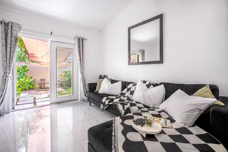 Sala de estar elegantemente projetada com móveis modernos em um apartamento no Building Northwest 8th Street - tsu-house - 1294169 - MIA em Miami, Miami