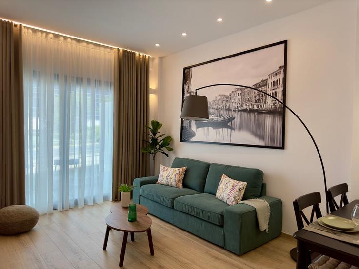 Salle de séjour élégante avec mobilier moderne dans un appartement à Building Lagoumitzi - tt-luxury-homes - 1586135 à South Athens, Athens Salle de séjour élégante avec mobilier moderne dans un appartement à Building Lagoumitzi - tt-luxury-homes - 1586135 à South Athens, Athens