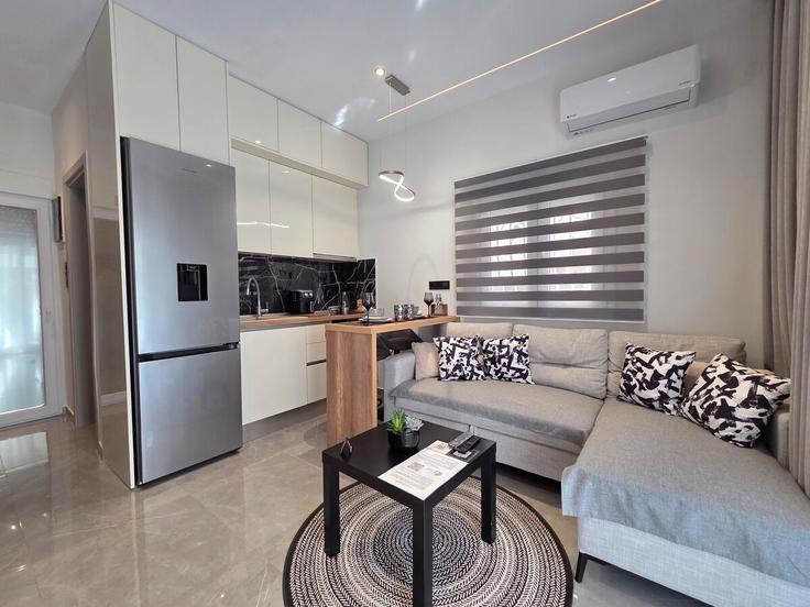 Sala de estar elegantemente projetada com móveis modernos em um apartamento no Building Dodekanisou - tt-luxury-homes - 1586160 em Kalamaria Municipality, Thessaloniki Sala de estar elegantemente projetada com móveis modernos em um apartamento no Building Dodekanisou - tt-luxury-homes - 1586160 em Kalamaria Municipality, Thessaloniki