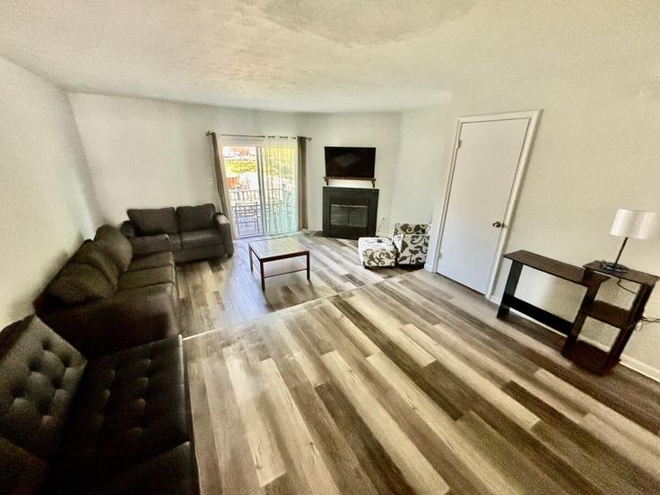 Salle de séjour élégante avec mobilier moderne dans un appartement à Building Plaza Drive - turnkey-corporate-housing - 1380543 à Newark, Newark