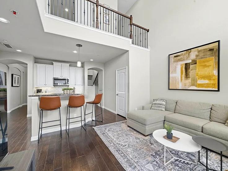 Sala de estar elegantemente projetada com móveis modernos em um apartamento no Building Teague Drive - turnkey-corporate-housing - 1293245 - DFW em Lewisville, Lewisville Sala de estar elegantemente projetada com móveis modernos em um apartamento no Building Teague Drive - turnkey-corporate-housing - 1293245 - DFW em Lewisville, Lewisville
