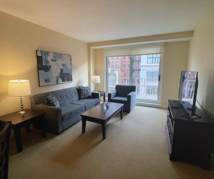 Elegante sala de estar con mobiliario moderno en un apartamento en Building D Street NW - turnkey-housing - 1328505 en Washington, Washington