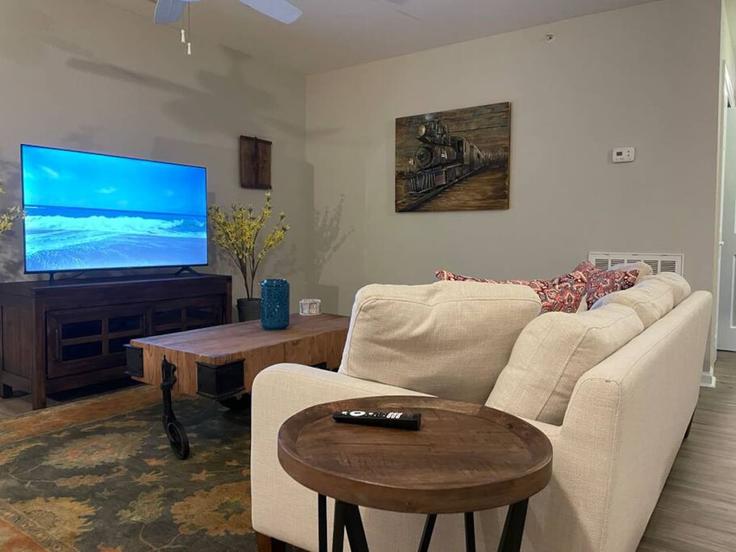 Chesapeake, Chesapeake에 위치한 Building Clover Road - twentty - 1056286 유닛의 세련된 인테리어가 돋보이는 거실 Chesapeake, Chesapeake에 위치한 Building Clover Road - twentty - 1056286 유닛의 세련된 인테리어가 돋보이는 거실