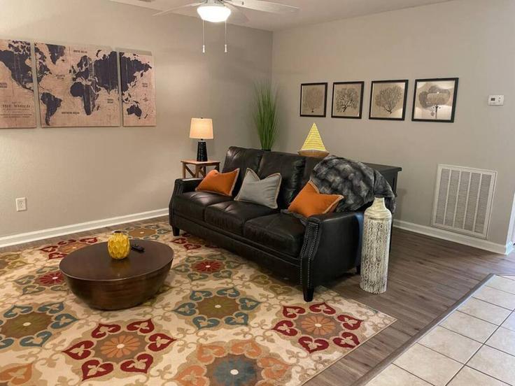 Chesapeake, Chesapeake에 위치한 Building Clover Road - twentty - 1056288 유닛의 세련된 인테리어가 돋보이는 거실 Chesapeake, Chesapeake에 위치한 Building Clover Road - twentty - 1056288 유닛의 세련된 인테리어가 돋보이는 거실
