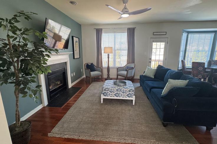 Elegante sala de estar con mobiliario moderno en un apartamento en Building Grant Avenue - twentty - 1056287 en Manassas, Manassas Elegante sala de estar con mobiliario moderno en un apartamento en Building Grant Avenue - twentty - 1056287 en Manassas, Manassas