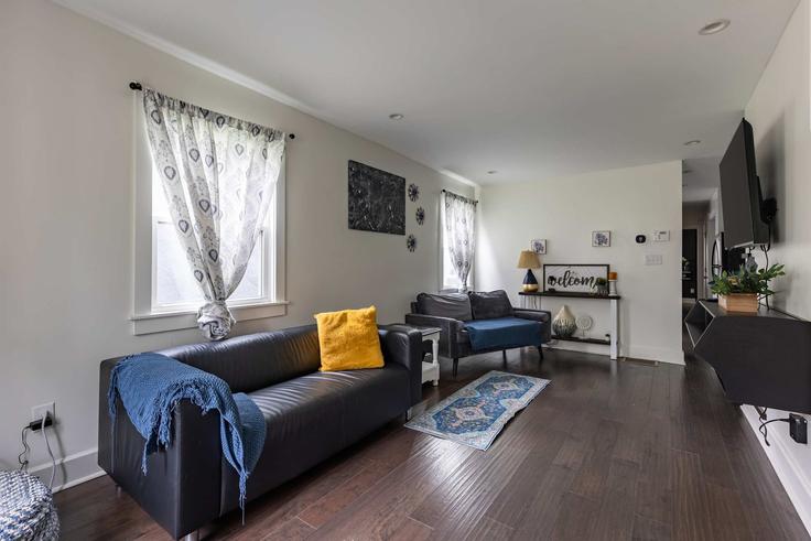 Salle de séjour élégante avec mobilier moderne dans un appartement à Building Sutherland Avenue - two-suitcase - 1310761 - USA à Indianapolis, Indianapolis Salle de séjour élégante avec mobilier moderne dans un appartement à Building Sutherland Avenue - two-suitcase - 1310761 - USA à Indianapolis, Indianapolis