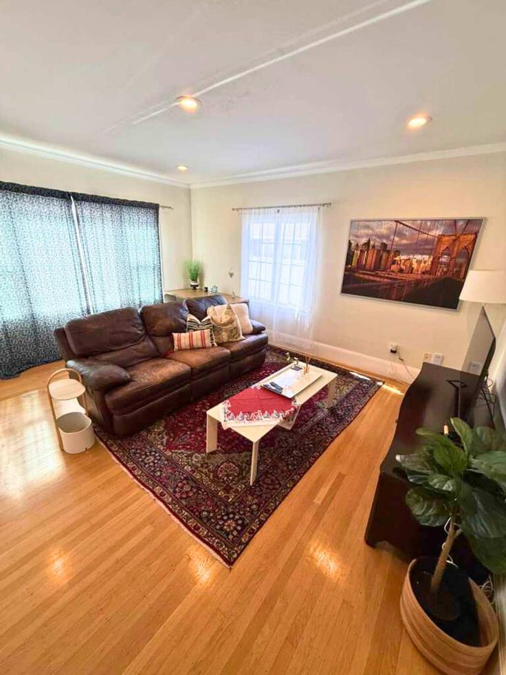 Sala de estar elegantemente projetada com móveis modernos em um apartamento no Building 29th Street - two-suitcase - 1310765 - SFO em Oakland, Oakland